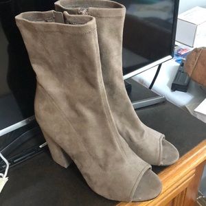 Heel booties peep toe